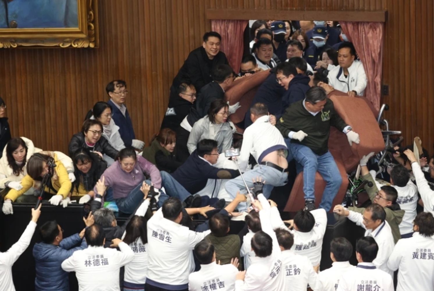 DPP Blocks Legislation and Legislative Yuan Chamber, Mirroring South Korean National Assembly