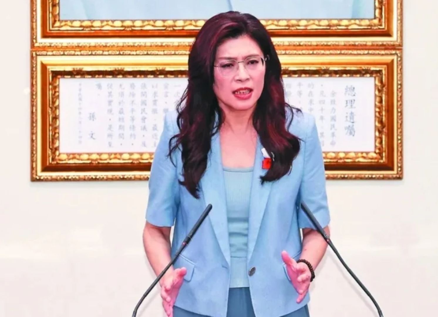 KMT's Balancing U.S. and China Must Persuade Swing Voters